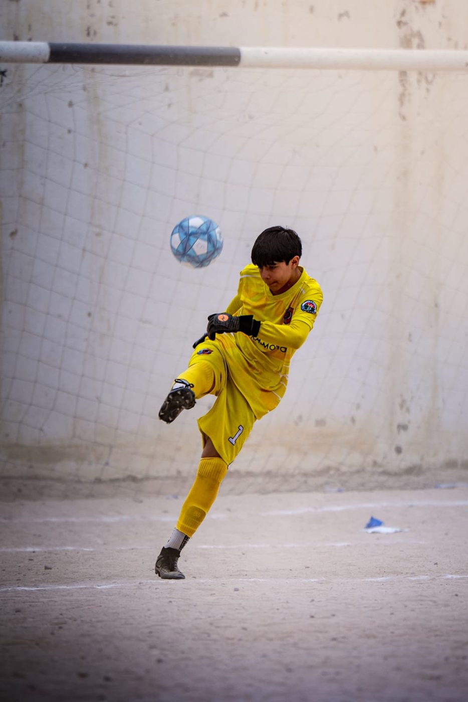Allan despejando el balón