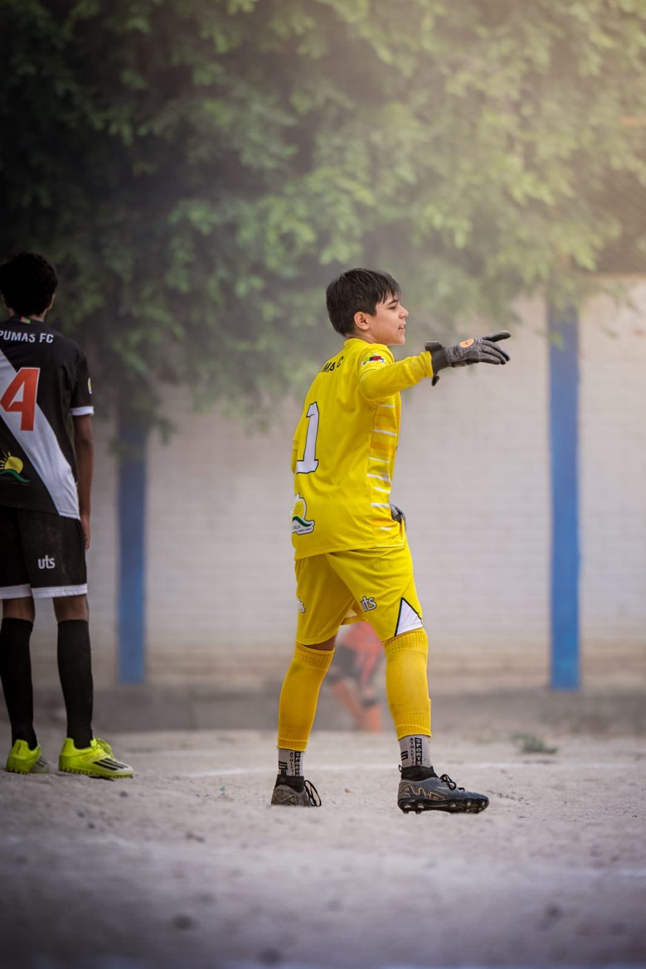 Allan dirigiendo a su defensa