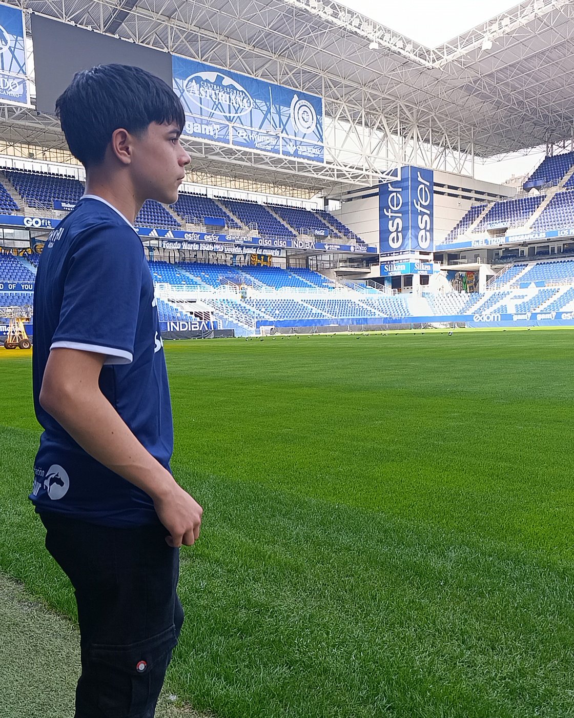 Allan Monge con la camiseta del Real Oviedo en el Estadio Carlos Tartiere